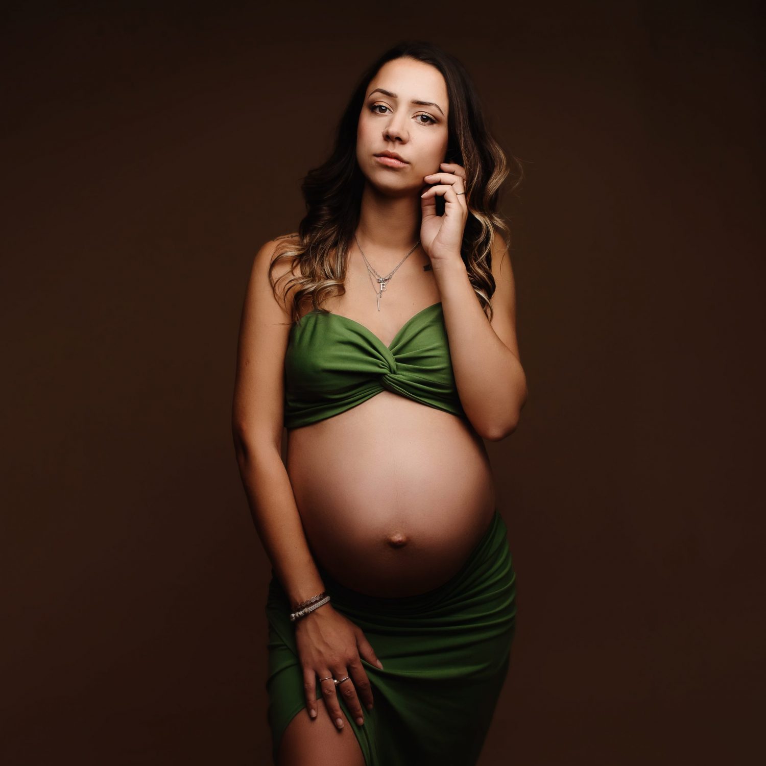 Une Photographie de grossesse d'une maman enceinte en studio à Gap 05000 dans les Hautes-Alpes région PACA au studio de Lily Photo