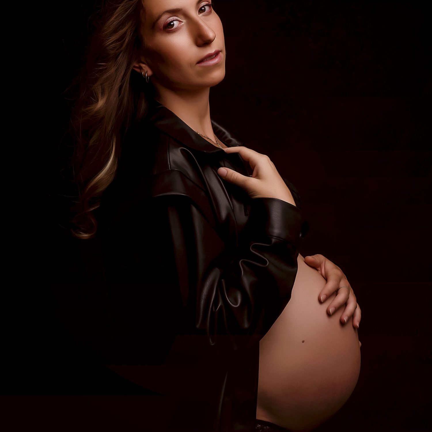 Une Photographie de grossesse d'une maman enceinte en studio à Gap 05000 dans les Hautes-Alpes région PACA au studio de Lily Photo